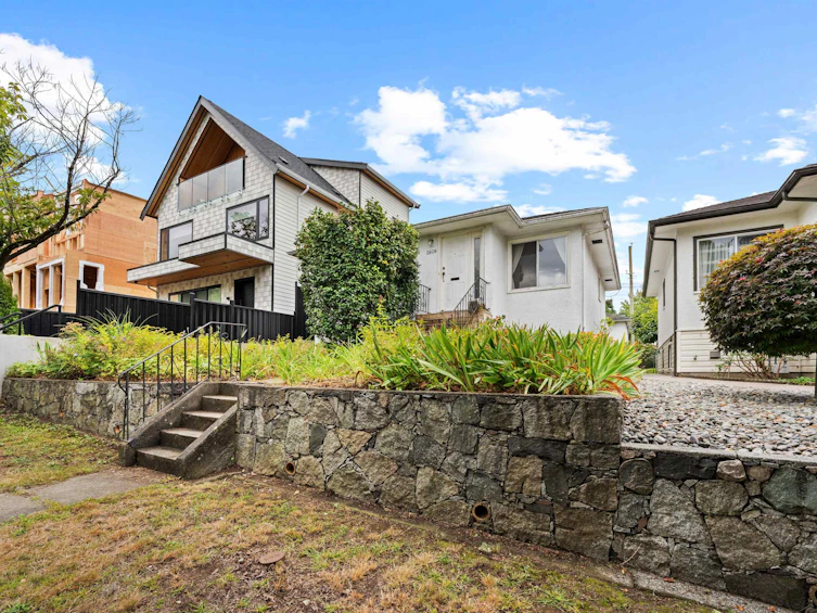 2608 E 4th Avenue, Vancouver, BC, V5M 1K4 - 2