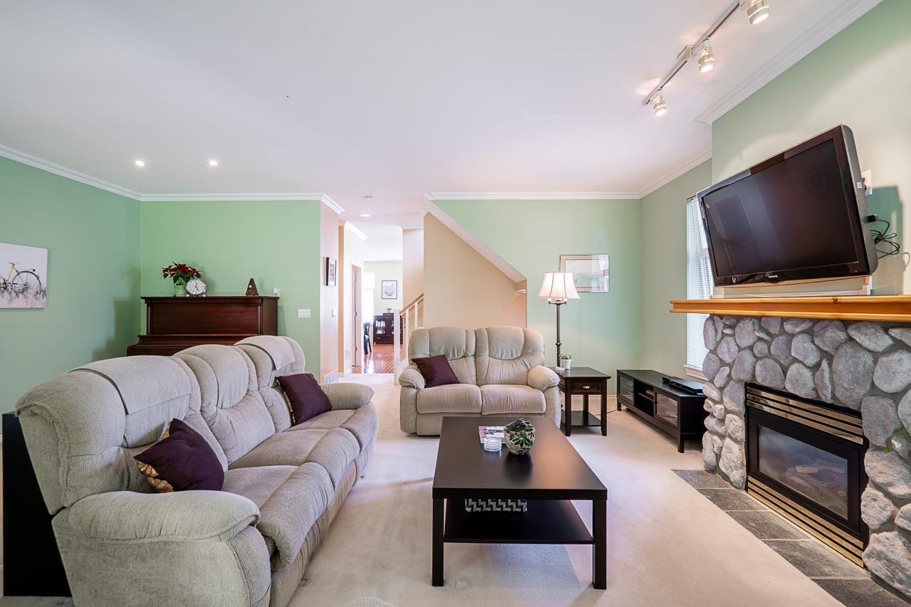 69-15037 58 Avenue - 2