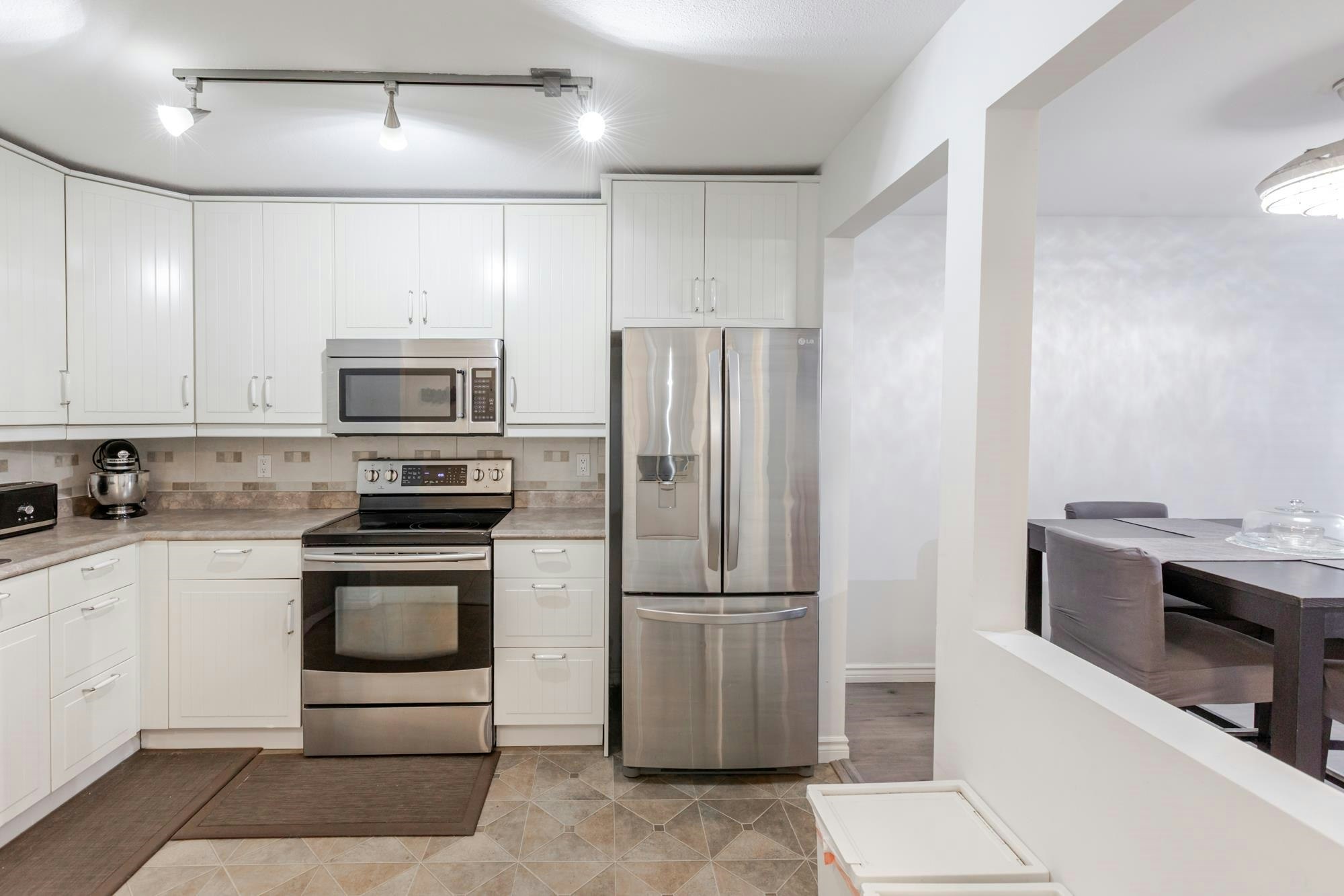 202-9688 148 Street, Surrey, BC, V3R 0W2 - 9