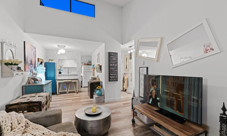 401-2173 W 6 Avenue