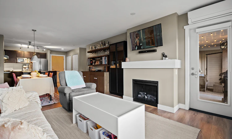 407-700 Klahanie Drive