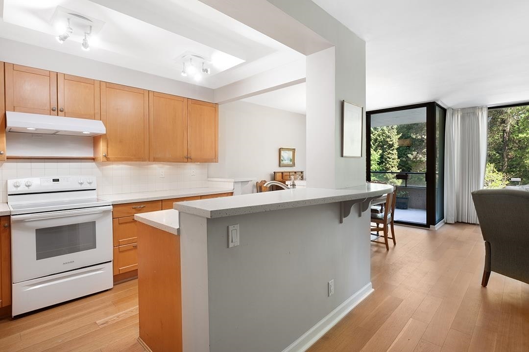 309-4101 Yew Street - 3