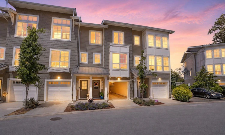 17-5551 Admiral Way