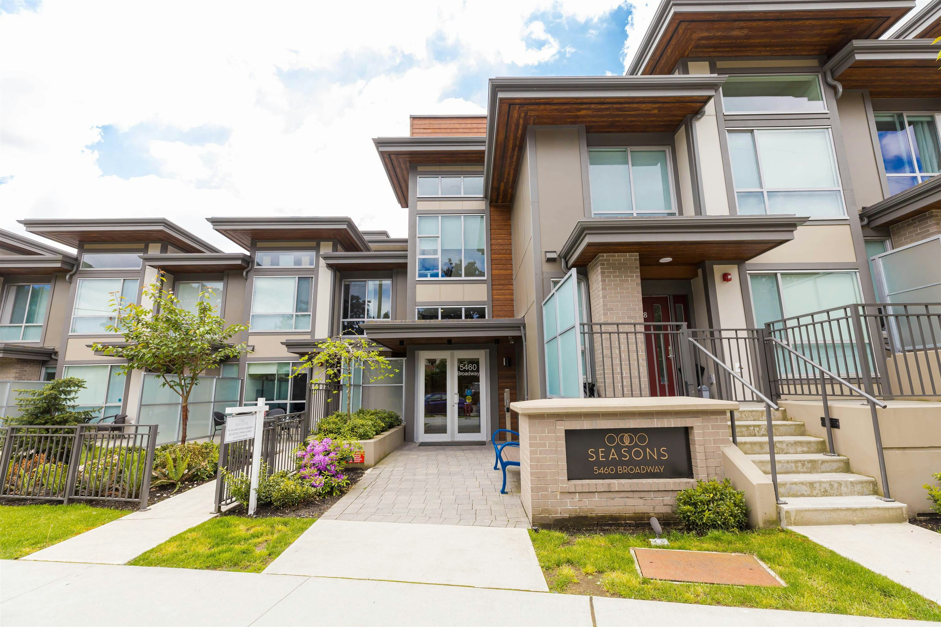 217-5460 Broadway, Burnaby, BC, V5B 0B4