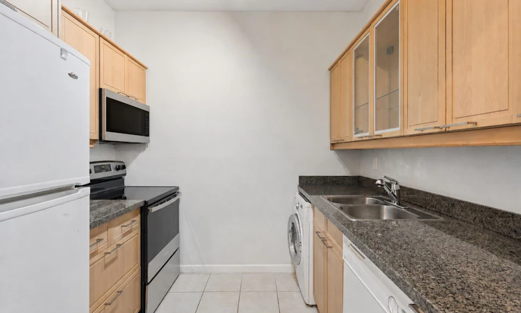 304-827 W 16th Street