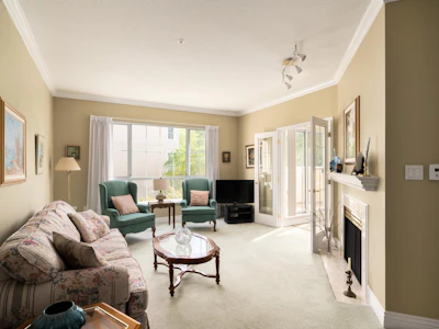 315-2985 Princess Crescent - 3
