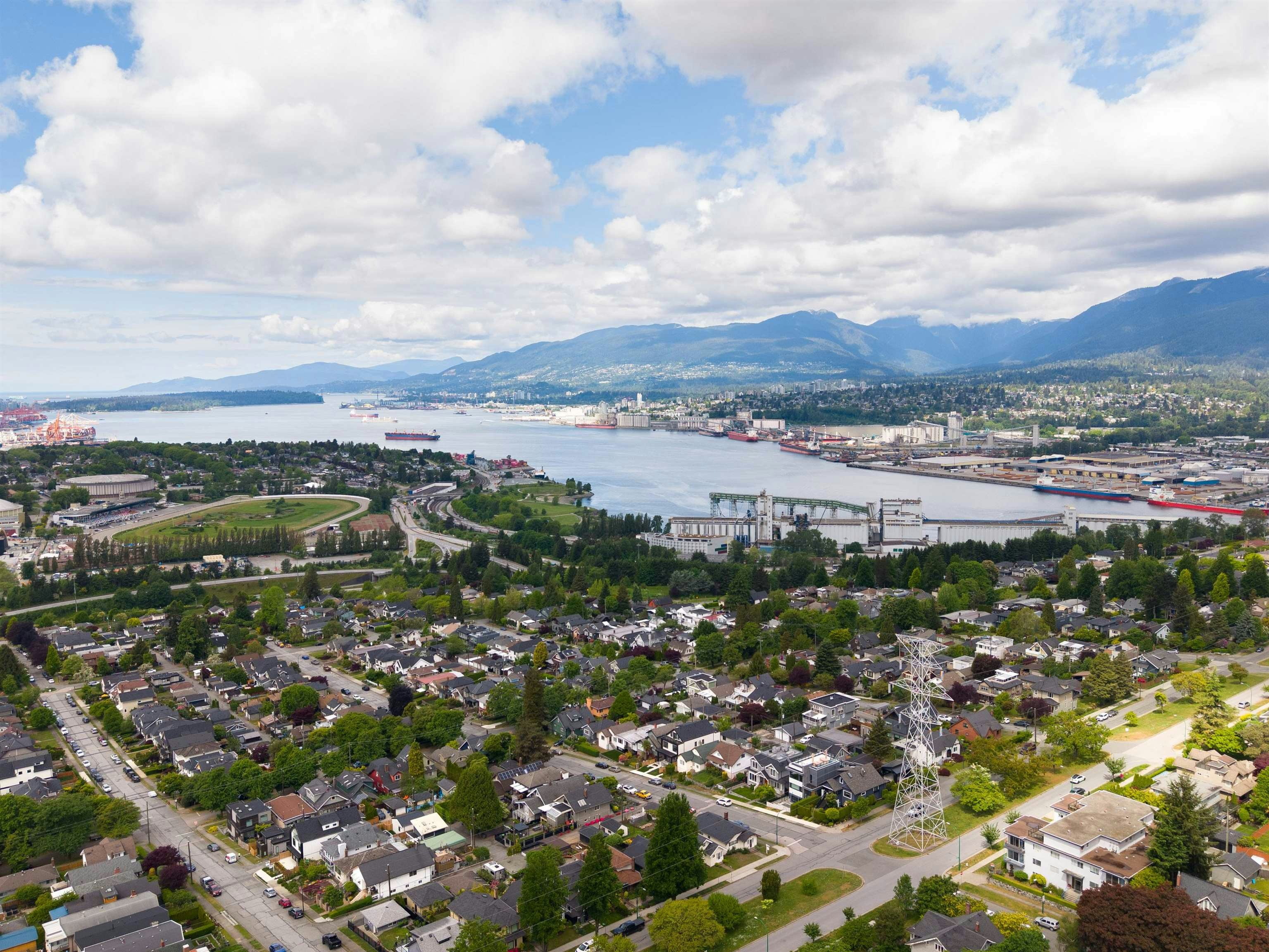 1-3645 Dundas Street, Vancouver, BC, V5K 1S3