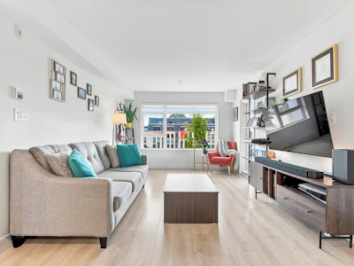 305-1519 Crown Street - 3