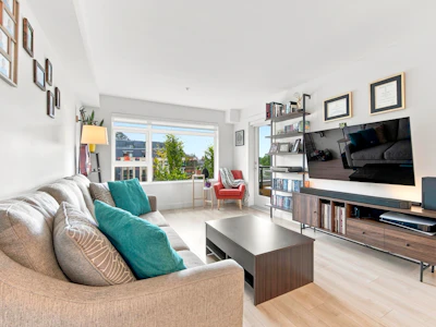 305-1519 Crown Street - 2