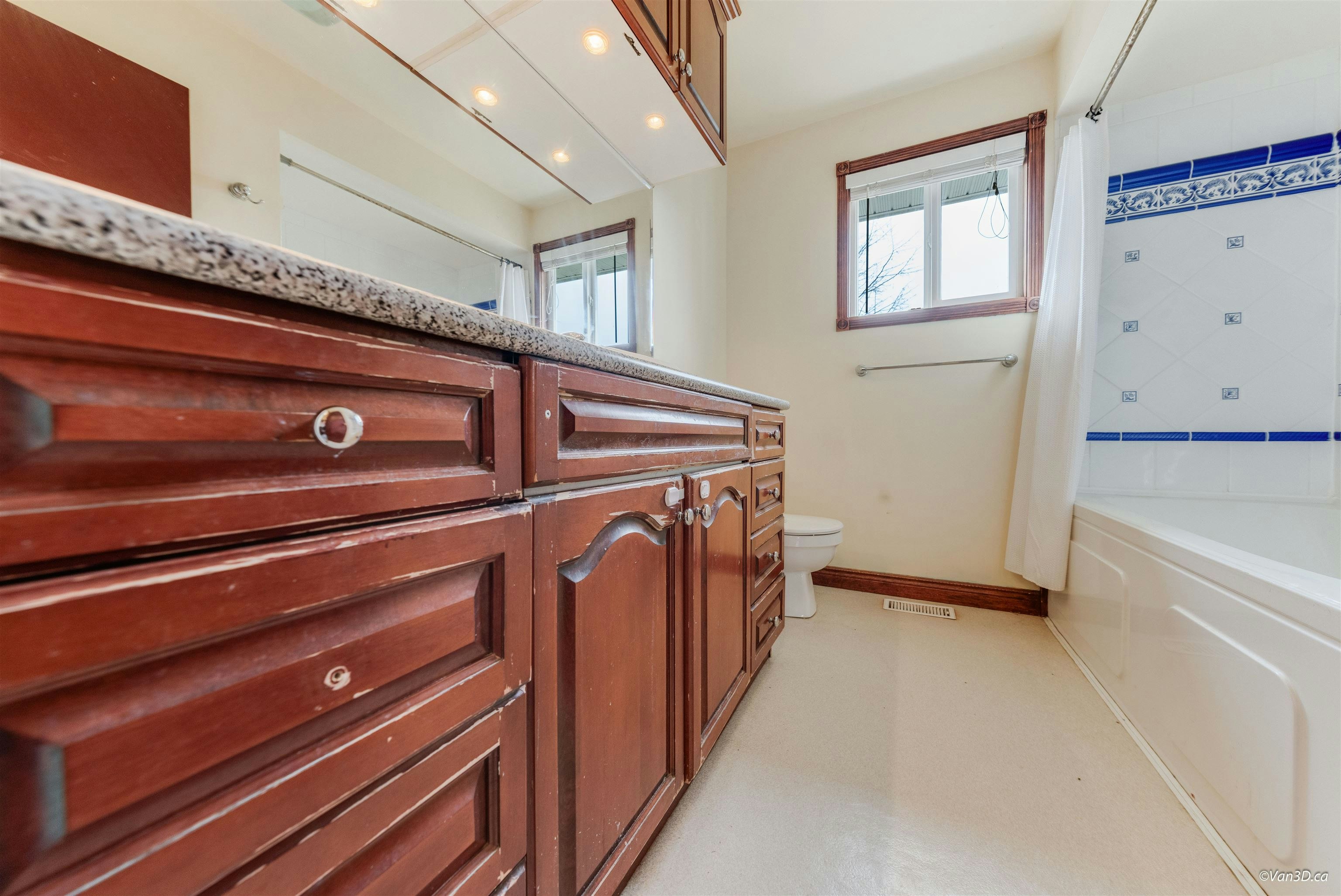 15894 Thrift Avenue, Surrey, BC, V4B 2M8 - 25