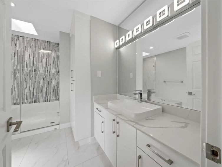 18018 60 Avenue, Surrey, BC, V3S 1V6 - 18