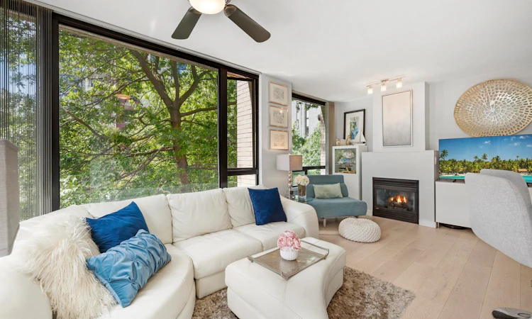 302-1003 Burnaby Street