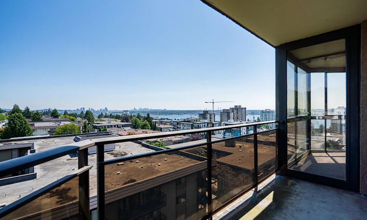 801-444 Lonsdale Avenue