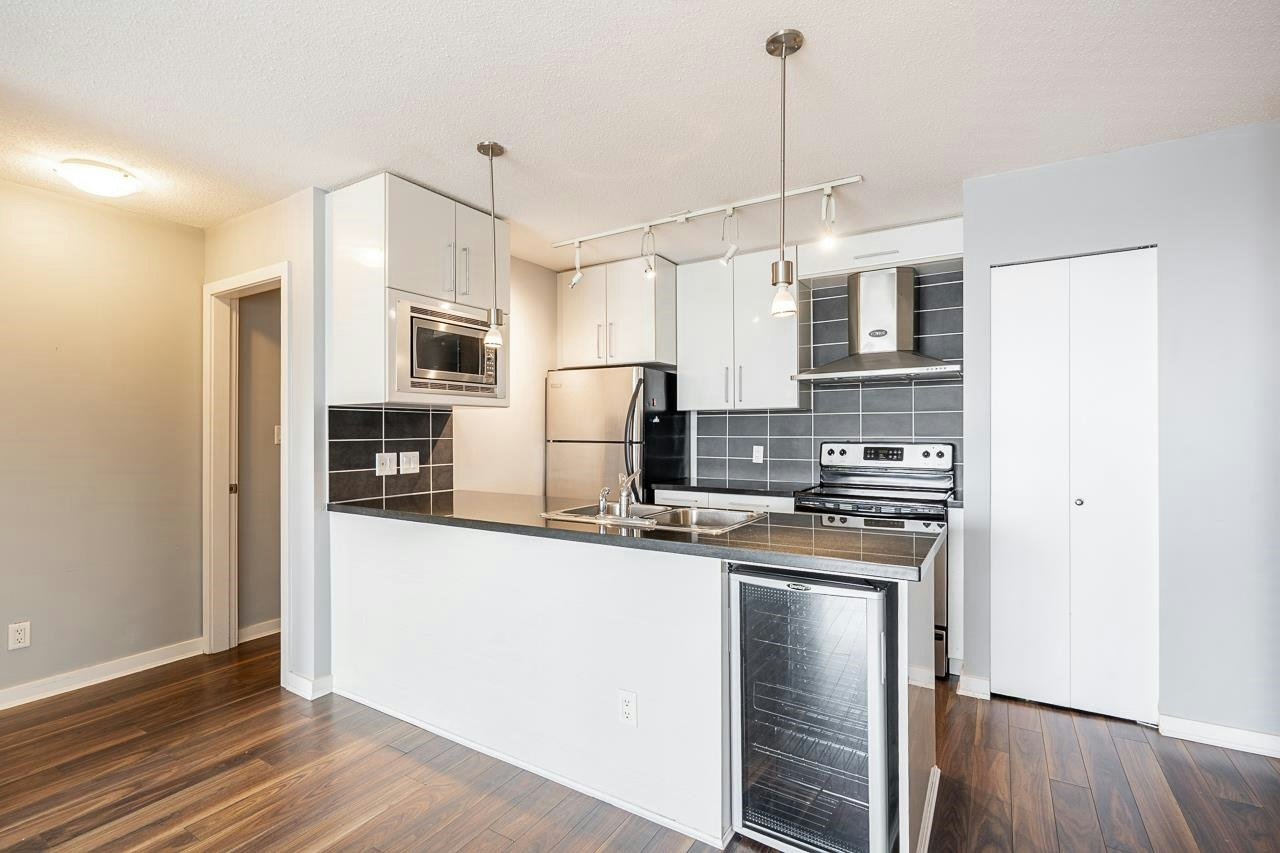 1203-689 Abbott Street - 4