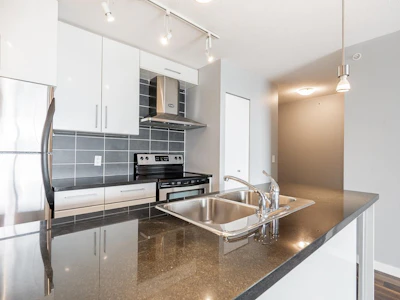 1203-689 Abbott Street - 5