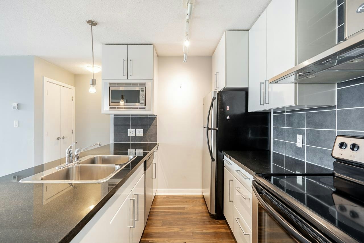 1203-689 Abbott Street - 3