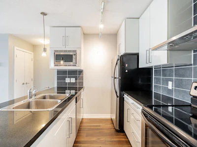 1203-689 Abbott Street - 3