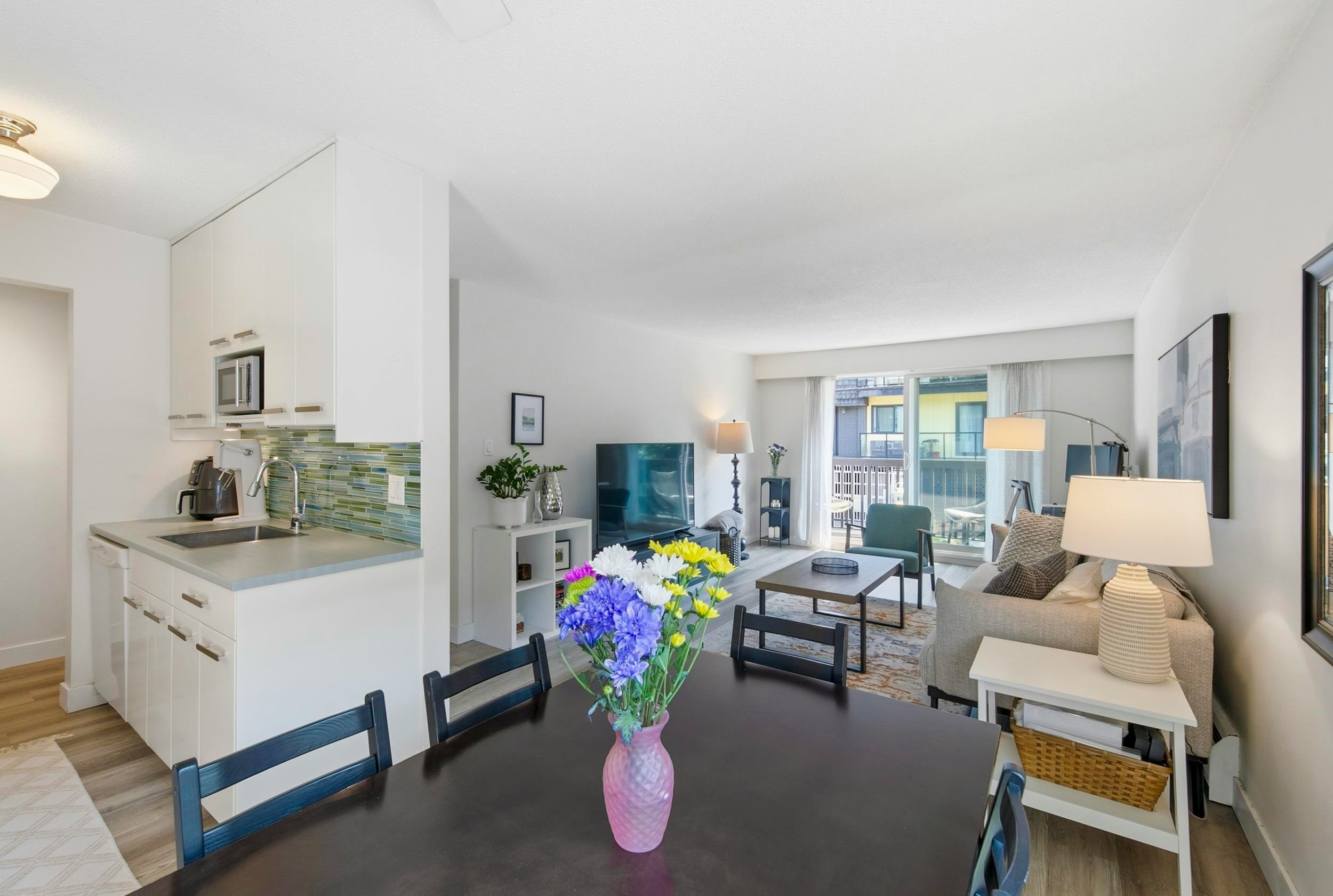203-270 W 3rd Street, North Vancouver, BC, V7M 1G1
