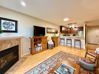 404-5631 Inlet Avenue - 2