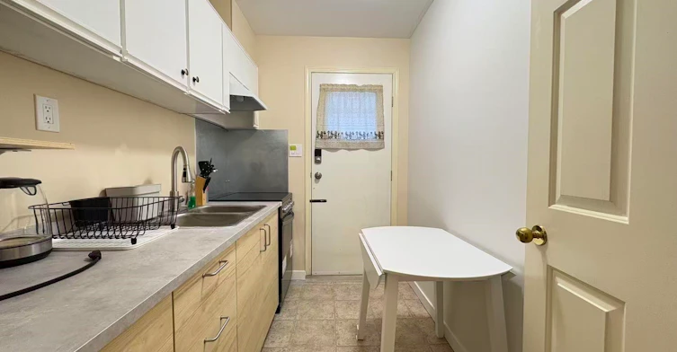 708 W 59th Avenue, Vancouver, BC, V6P 1X6 - 2