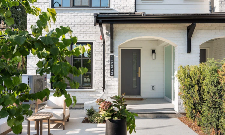 SL 1-2333 E 54th Avenue
