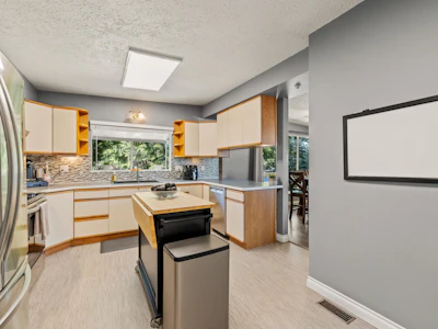 1908 Warwick Crescent - 5
