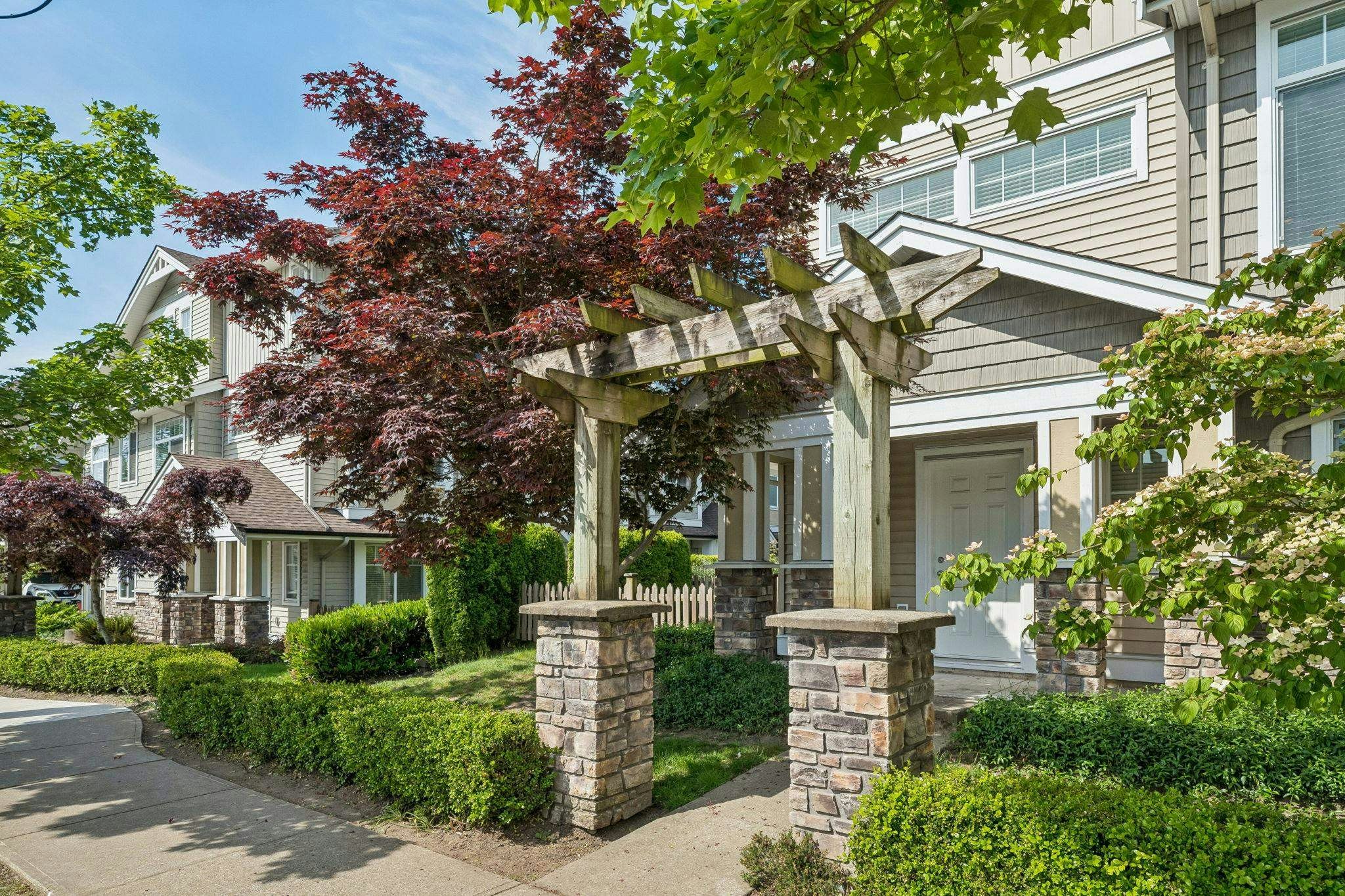 1-8277 161 Street - 2