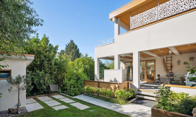 828 Stevens Street