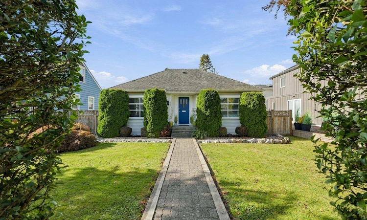 211 Douglas Crescent