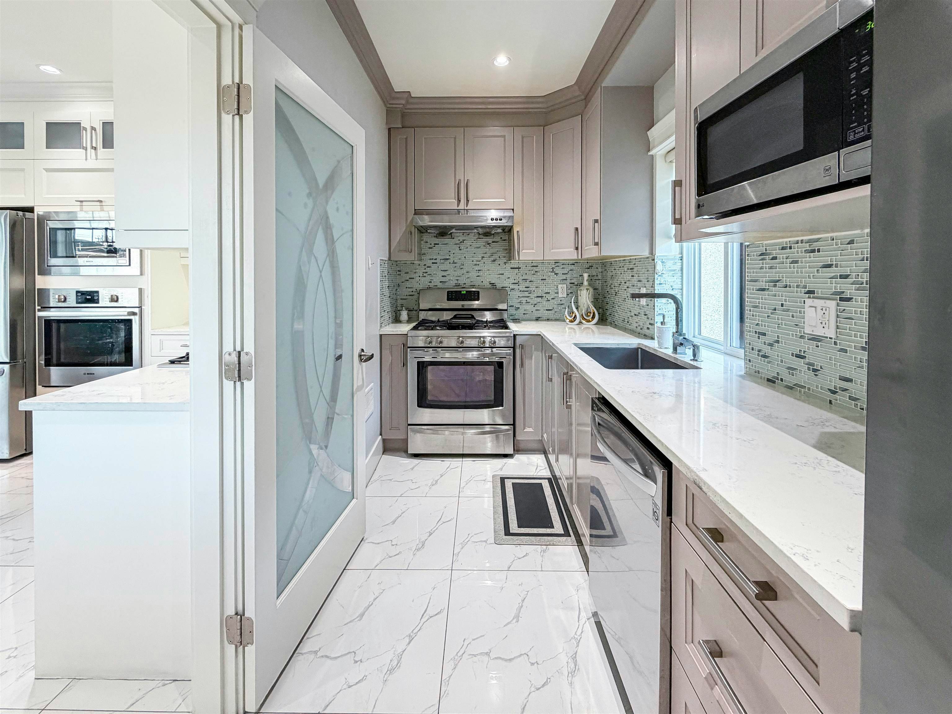 5626 Elizabeth Street, Vancouver, BC, V5Y 3J9 - 5