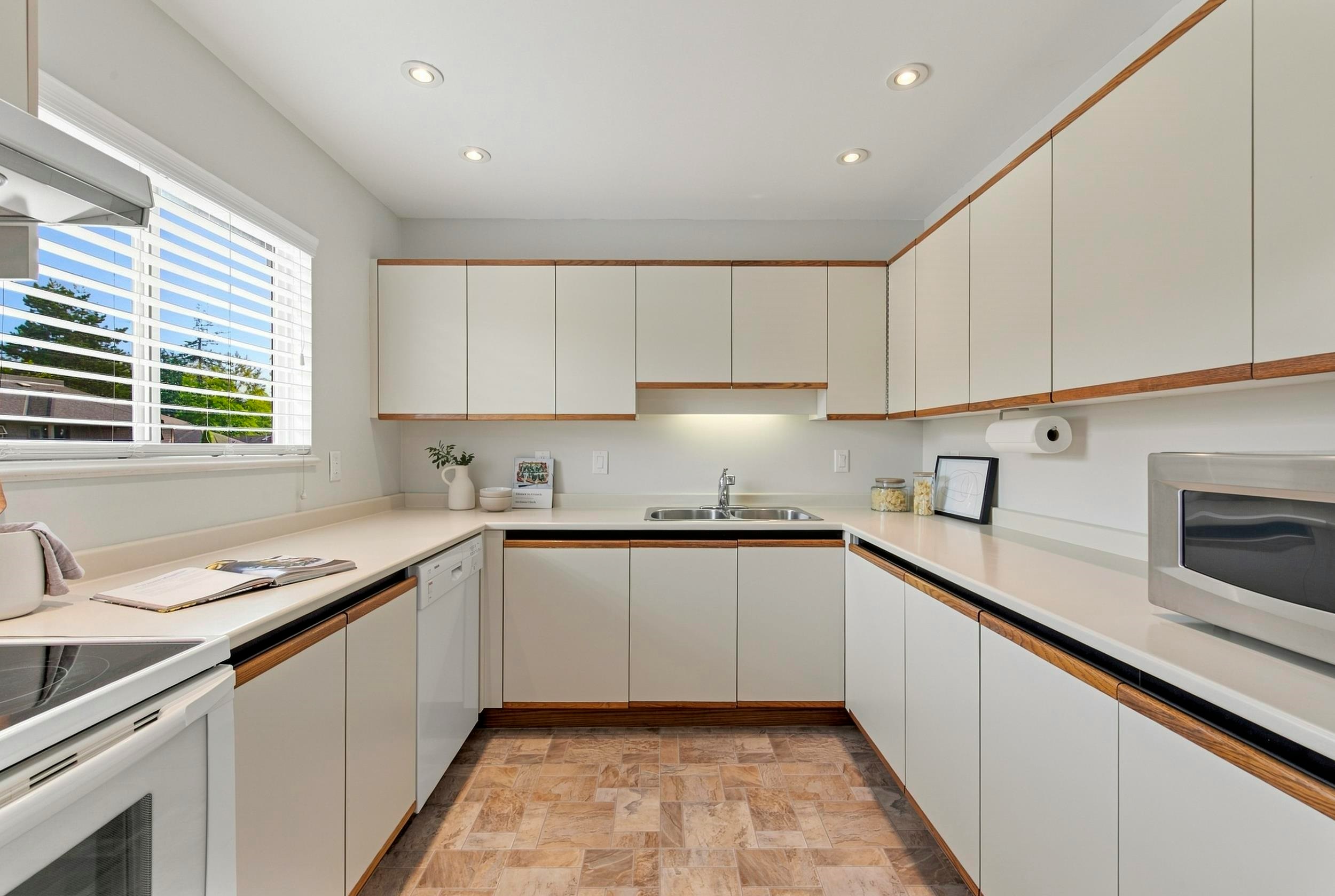 836 Roche Point Drive, North Vancouver, BC, V7H 2T9 - 9