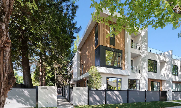 5-1491 Devonshire Crescent