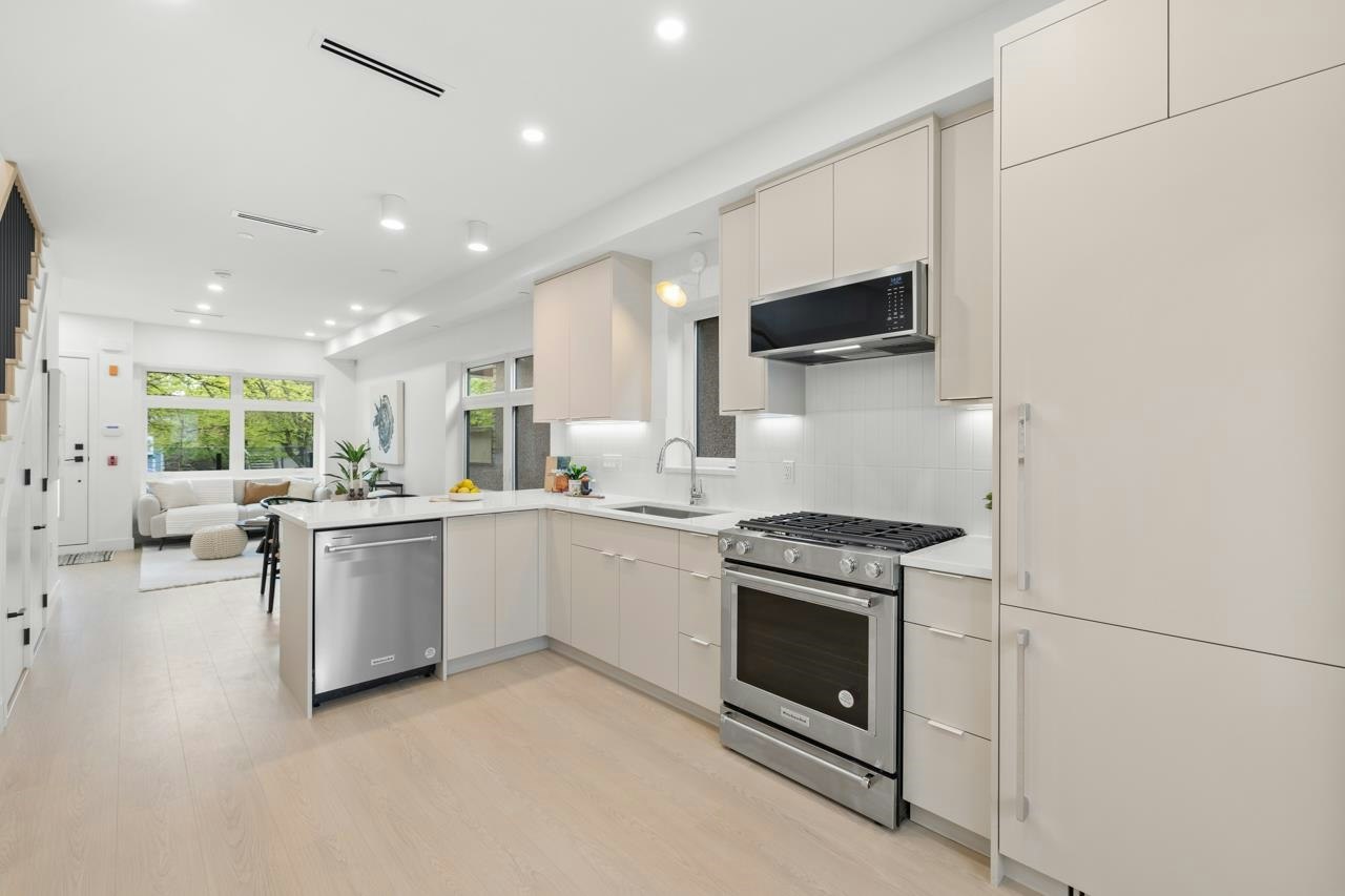 201-2135 E Pender Street, Vancouver, BC, V5L 1X3 - 10