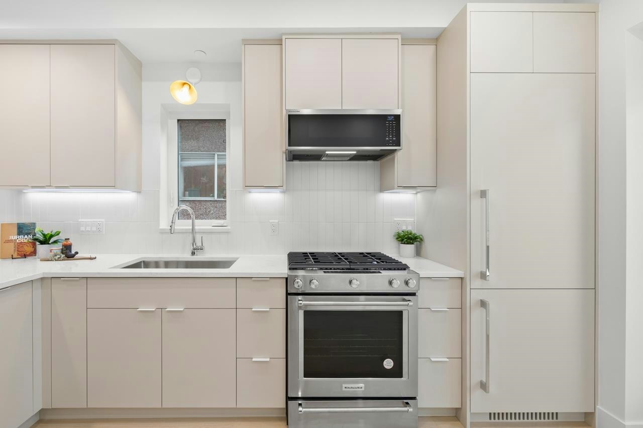201-2135 E Pender Street, Vancouver, BC, V5L 1X3 - 9