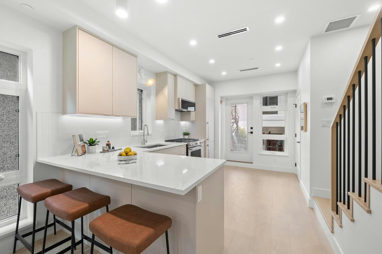 201-2135 E Pender Street, Vancouver, BC, V5L 1X3 - 8