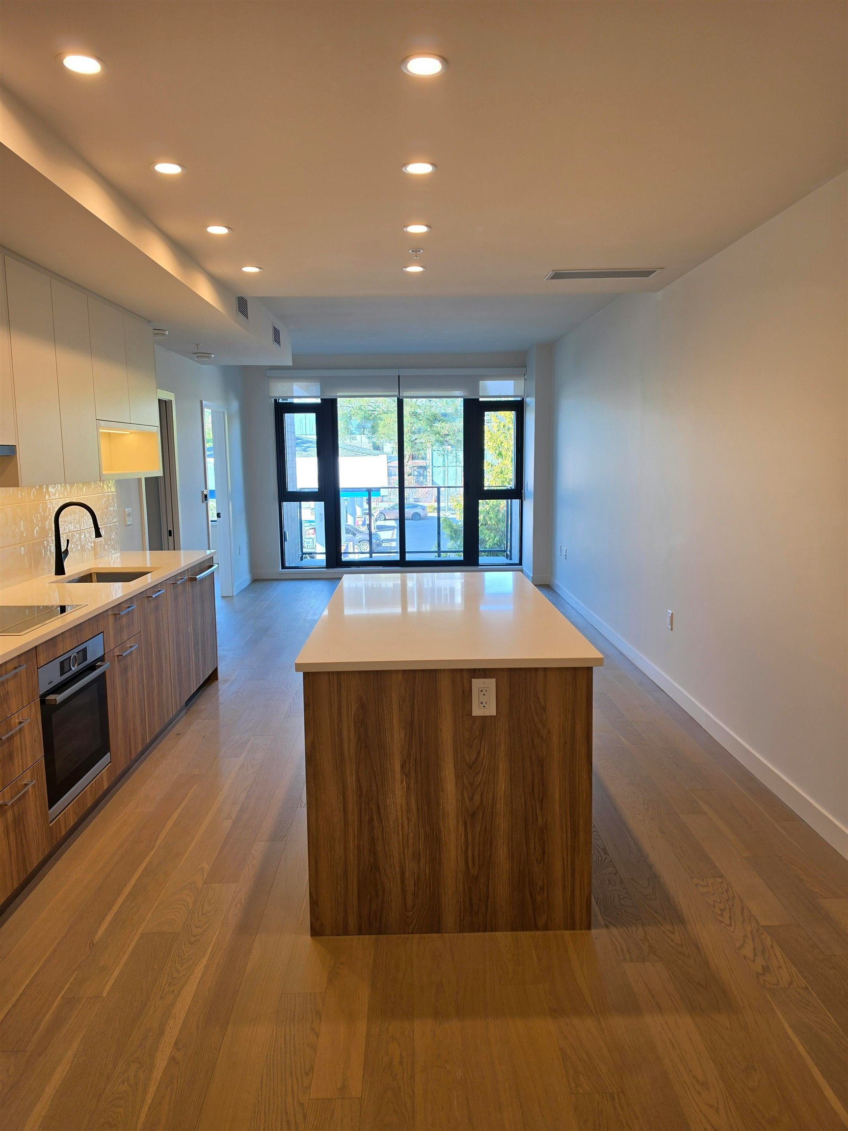 310-8398 Oak Street, Vancouver, BC, V6P 0L9 - 2