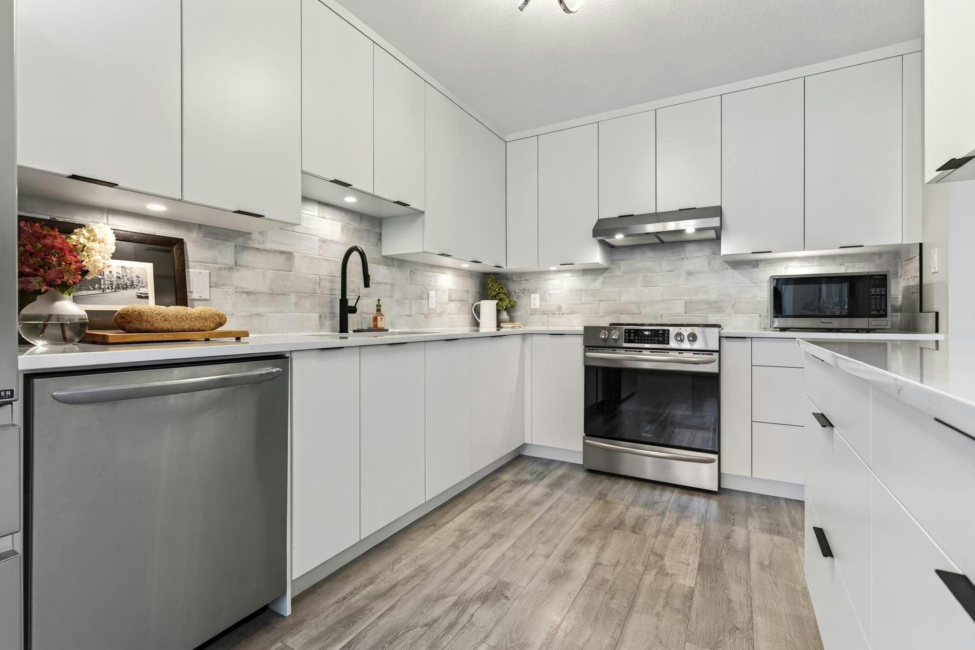 3-46350 Cessna Drive, Chilliwack, BC, V2P 7W3 - 2