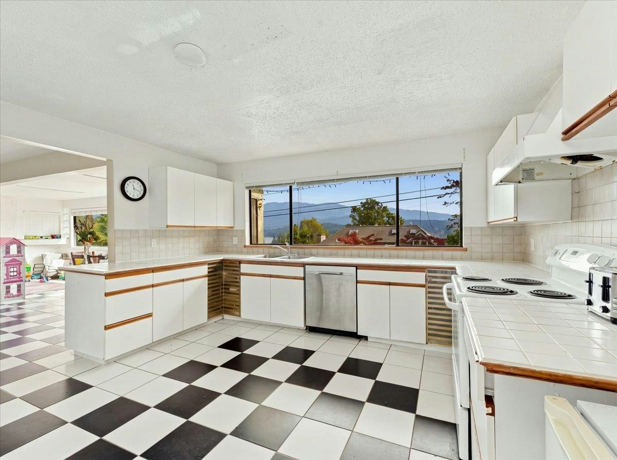 787 Roslyn Boulevard, North Vancouver, BC, V7G 1P4 - 17