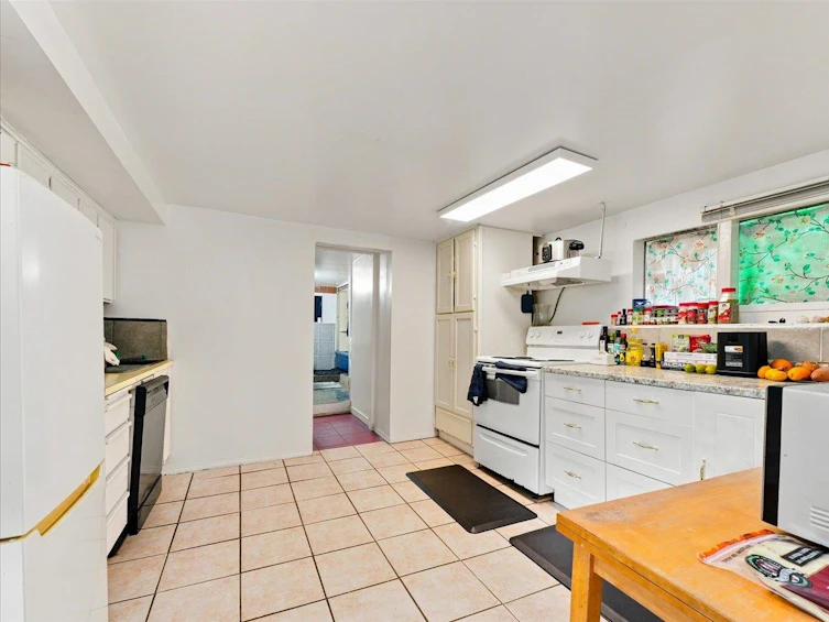 787 Roslyn Boulevard, North Vancouver, BC, V7G 1P4 - 31