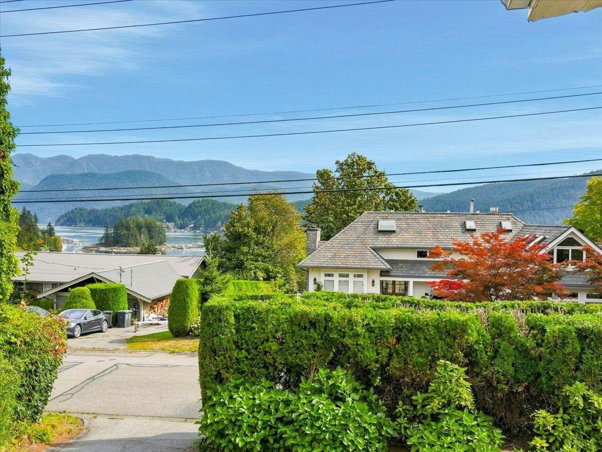 787 Roslyn Boulevard, North Vancouver, BC, V7G 1P4 - 14