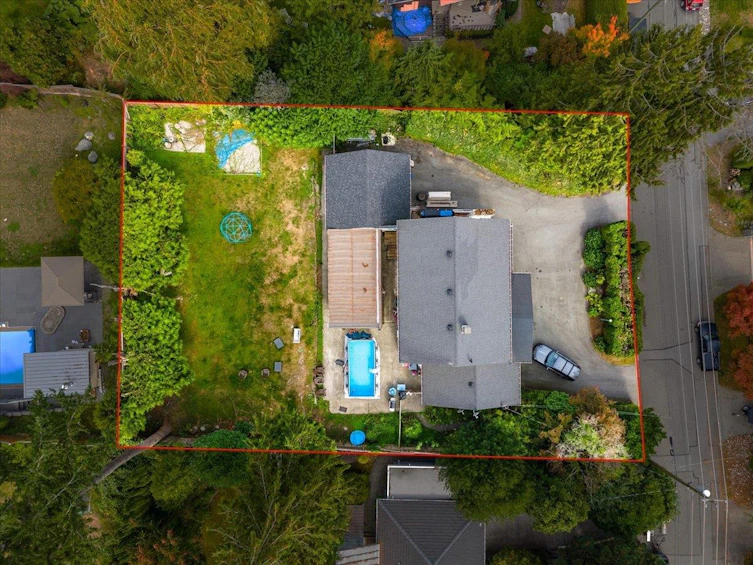 787 Roslyn Boulevard, North Vancouver, BC, V7G 1P4 - 2