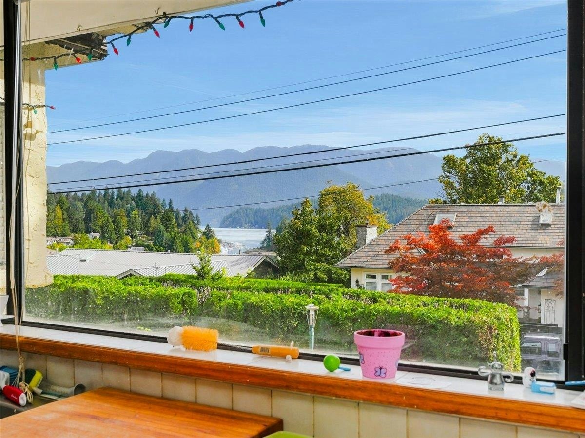 787 Roslyn Boulevard, North Vancouver, BC, V7G 1P4 - 23