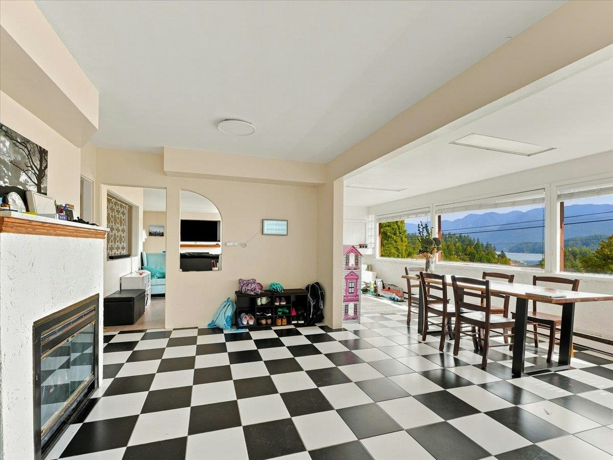 787 Roslyn Boulevard, North Vancouver, BC, V7G 1P4 - 16