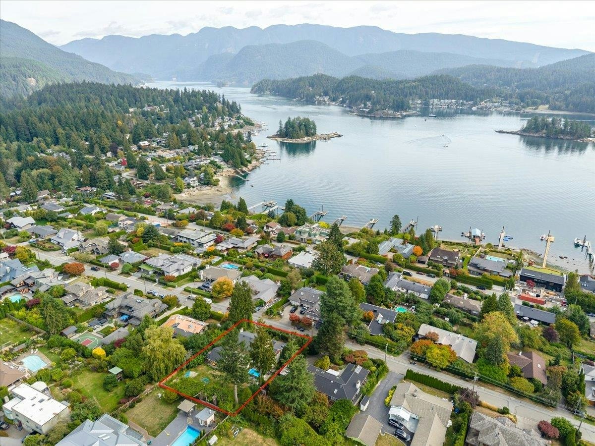 787 Roslyn Boulevard, North Vancouver, BC, V7G 1P4 - 11
