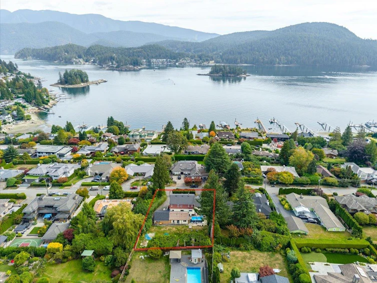 787 Roslyn Boulevard, North Vancouver, BC, V7G 1P4 - 12