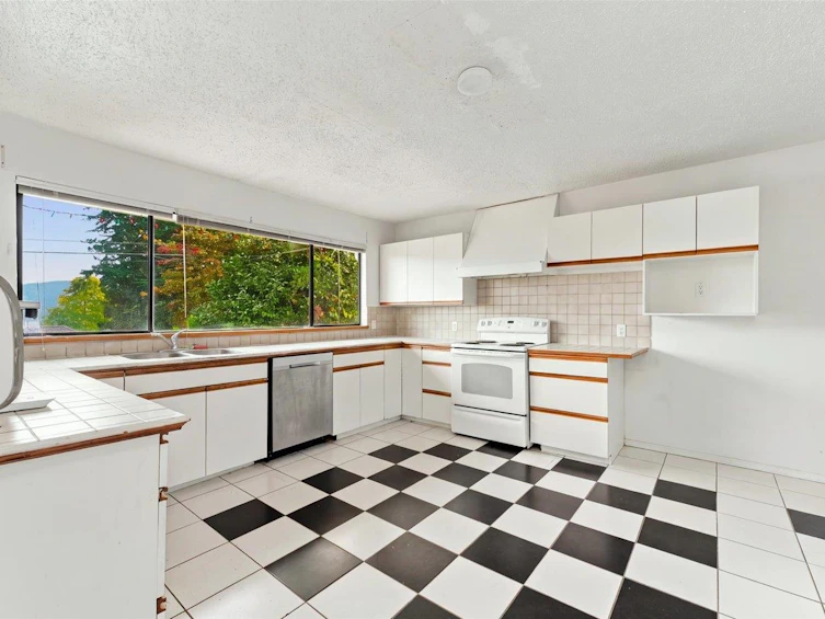 787 Roslyn Boulevard, North Vancouver, BC, V7G 1P4 - 15