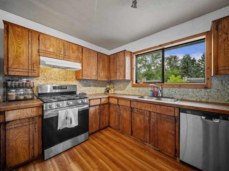 1120 Wallace Court, Coquitlam, BC, V3C 4X4 - 8