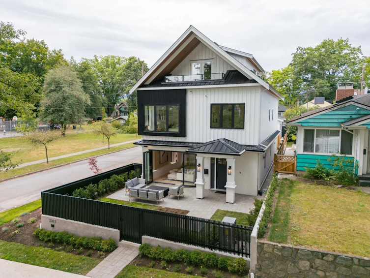 2307 E 3rd Avenue, Vancouver, BC, V5N 4W7 - 2