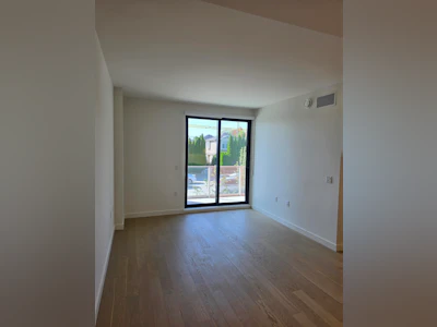 209-8398 Oak Street - 3