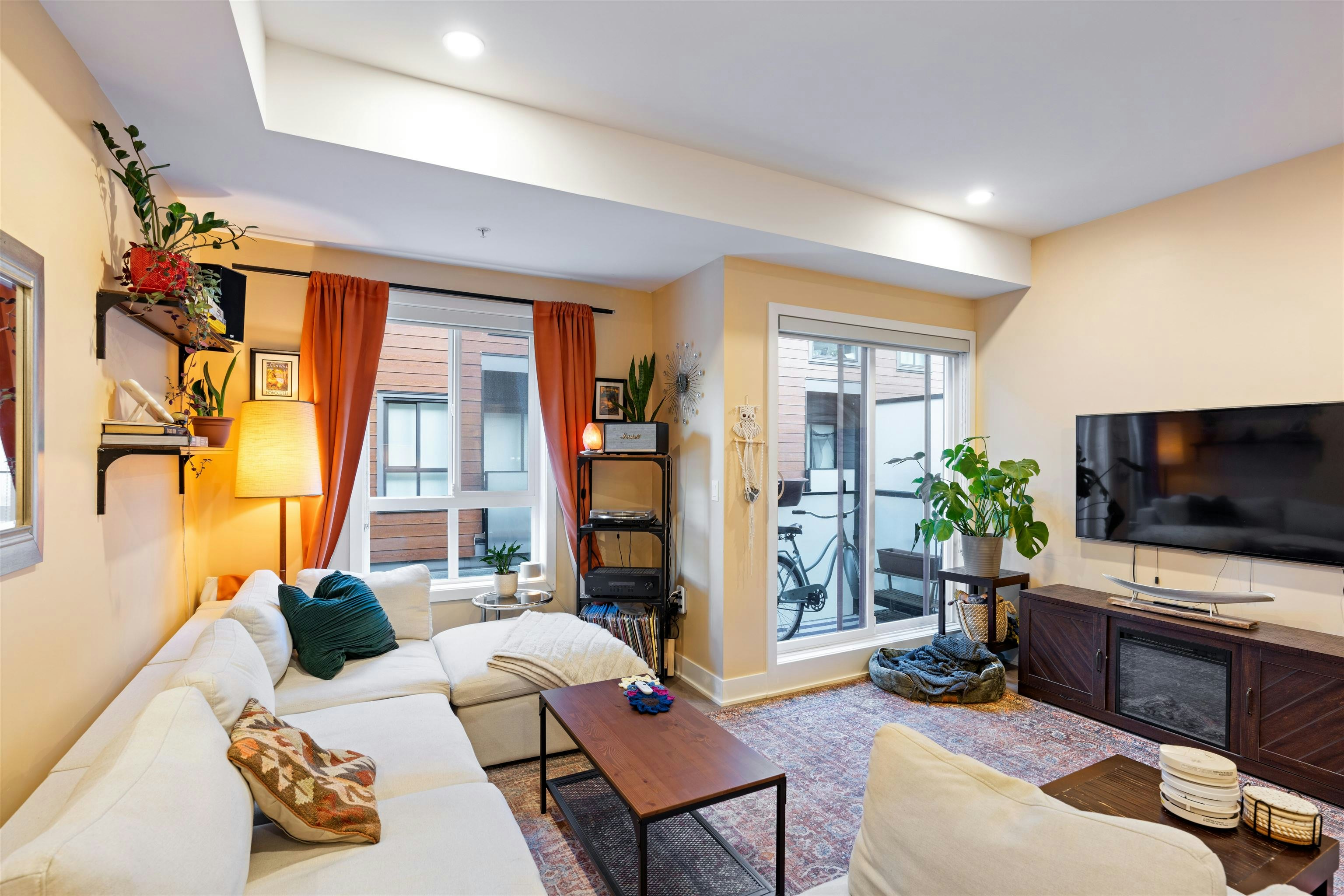 213-37808 Third Avenue - 2